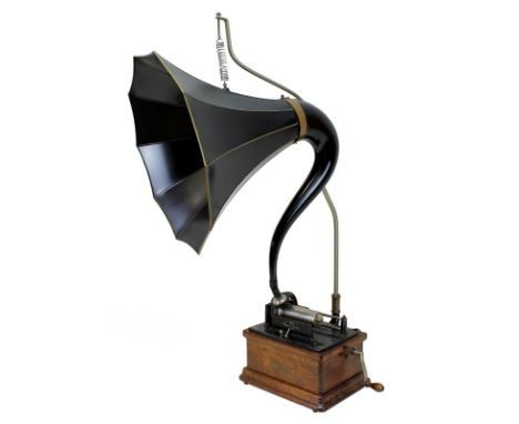 Edison Fireside Phonograph, mit Trichter, USA um 1910, Eichenholzgehäuse, Gerät u. Trichter aus schwarz lackiertem Metall, au