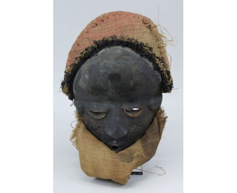 Maske "mbuya", Pende, D. R. Kongo, helles Holz geschnitzt und Gesicht dunkel gefärbt, weibliche Maske mit gesenkten Lidern, g