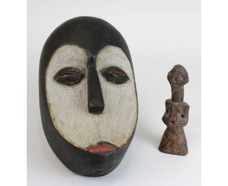 Maske und kleine Figur der Lega, D. R. Kongo, Holz geschnitzt, stilisierte Gesichtsmaske auf Schauseite dunkel lasiert und pa