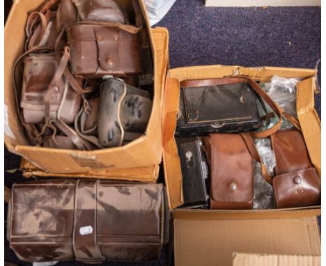 A quantity of various vintage cameras and photographic equipment.: 