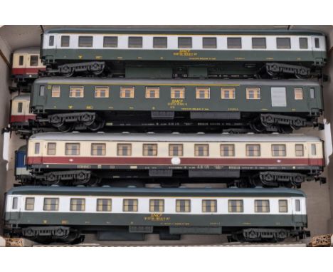 Lima, a collection of 0 gauge Continental passenger coaches, various liveries, including DB, SNCF etc.:(8).