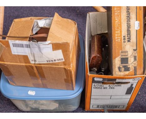 A quantity of various vintage cameras and photographic equipment.: