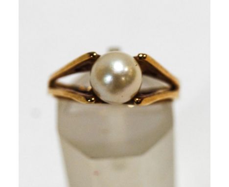 A single stone cultured pearl ring, stamped '9ct', finger size P, 2.9 g gross