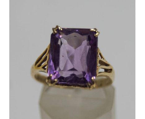 A 9ct gold single stone amethyst ring, finger size O1/2, 4 g gross, cased