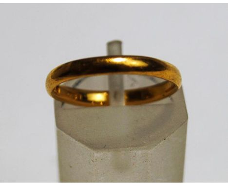 A 22 carat gold wedding ring, 2 g gross