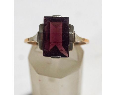 A garnet single stone ring, stamped '9ct, finger size Q1/2, 2.8 g gross