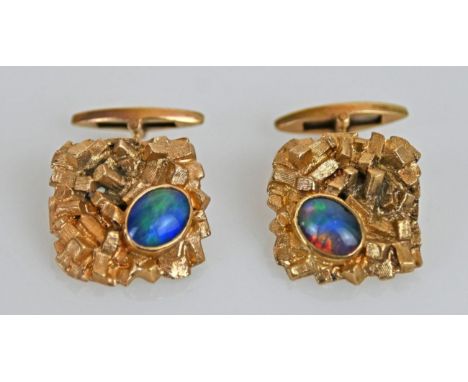 PAAR MANSCHETTENKNÖPFE  viereckig, mit strukturierter Oberfläche, jeweils mit ovalem Opal besetzt, Gelbgold 9ct, 12,1g, 18x19
