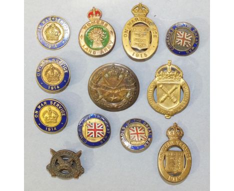 A quantity of badges to include 'War Munition Volunteer', 'Over-Seas Services', 'Old Contemptibles'. 'On War Service' for 191