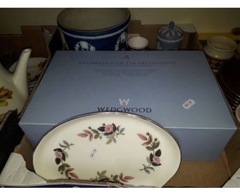 Wedgwood boxed cups + saucers, Jasperware cigarette holder, etc ( 11 ) 