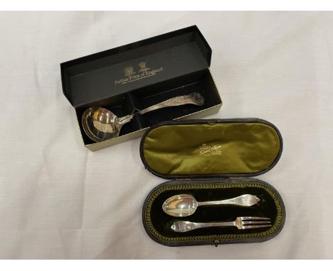 A BOXED HALLMARKED LONDON SILVER SPOON AND FORK CHRISTENING SET AND A BOXED ARTHUR PRICE OF ENGLAND EPNS LADEL 