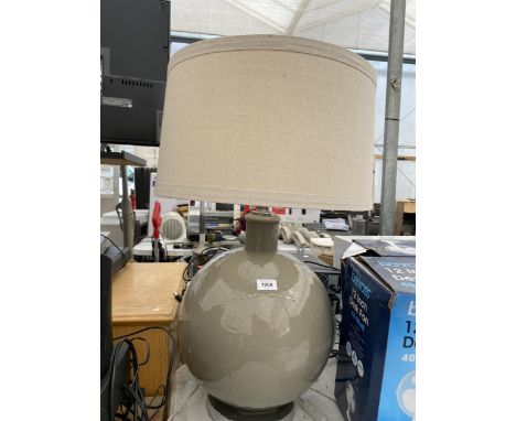 A LARGE CERAMIC TABLE LAMP WITH SHADE 