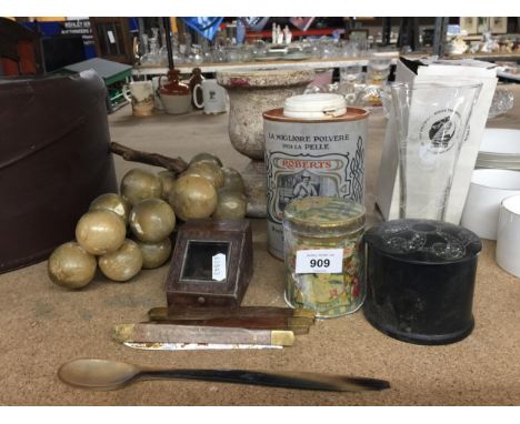 A COLLECTION OF ITEMS INCLUDING VINTAGE PEN KNIVES, VINTAGE TALCUM POWDER, CERAMIC GRAPES, PLANT STAND, ETC 