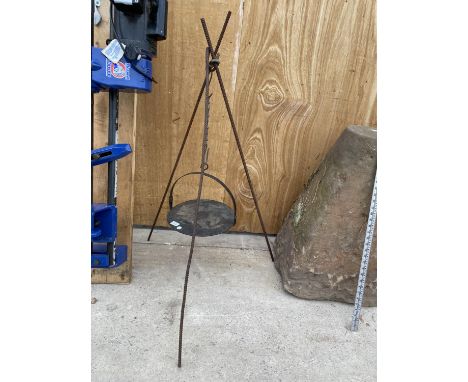A VINTAGE CAST IRON SKILLET PAN ON A TRIPOD STAND 