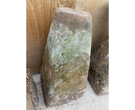 A LARGE VINTAGE STADDLE STONE PEDESTAL BASE (H:80CM) 