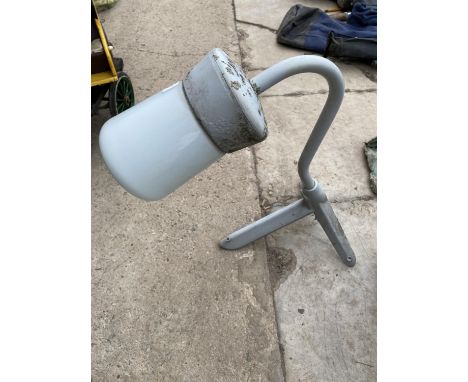 A VINTACE CORNER MOUNTED OUTSIDE LIGHT 