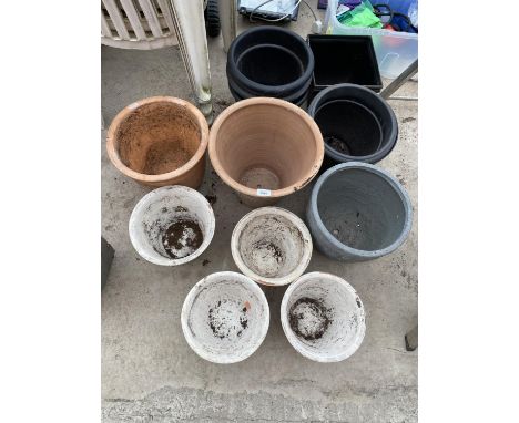 A LARGE ASSORTMENT OF CERAMIC AND PLASTIC PLANT POTS TO INCLUDE TERRACOTTA EXAMPLES 