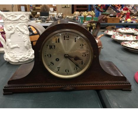 A VINTAGE MAHOGANY CASED NAPOLEON'S HAT MANTLE CLOCK 