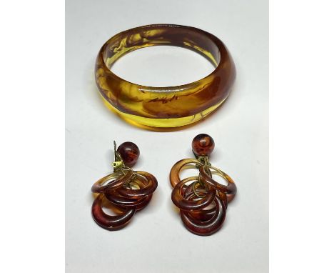 AN AMBER STYLE BANGLE AND MATCHING DROP EARRINGS 