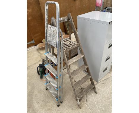 A VINTAGE FOUR RUNG WOODEN STEP LADDER AND A FURTHER FOUR RUNG ALUMINIUM STEP LADDER 