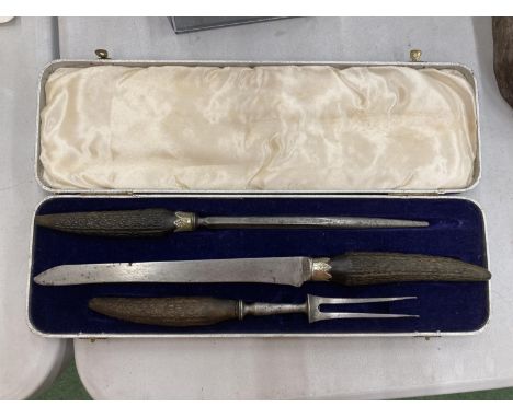 A BOXED VINTAGE CARVING SET 