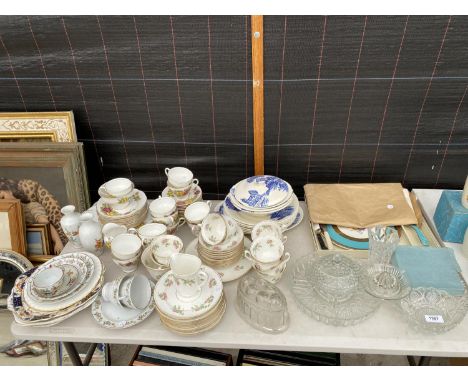 A LARGE QUANTITY OF GLASS AND CERAMIC WARE TO INCLUDE A JELLY MOULD, TRIOS AND PLATES ETC 