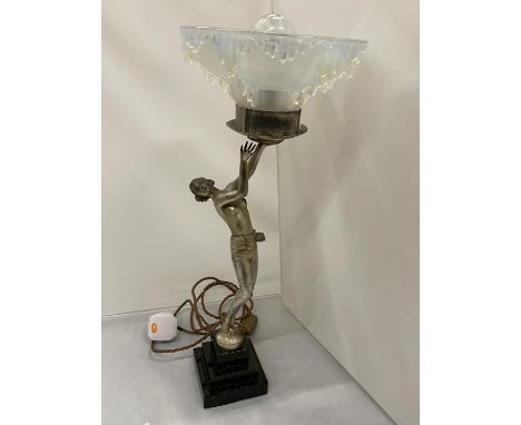 AN ART DECO STYLE LAMP OF A LADY ON A MARBLE BASE WITH A DECORATIVE GLASS SHADE 