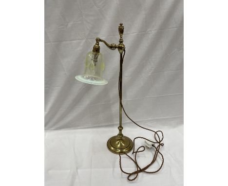 A HEAVY ANTIQUE ADJUSTABLE BRASS DESK LAMP WITH AN UNUSUAL GLASS SHADE 