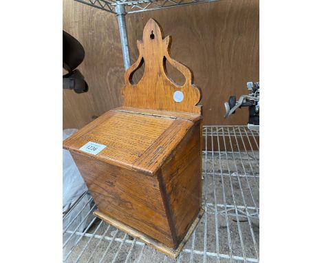 A SMALL VINTAGE WALL MOUNTED OAK LIDDED BOX 