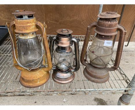 TWO VINTAGE MID CENTURY PARAFIN LAMPS TO INCLUDE ONE BEARING THE NAME CHALWYN AND ONE BEARING THE NAME BLACKSPOR AND A FURTHE