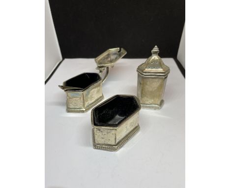 A HALLMARKED W &amp;H BIRMINGHAM SILVER CRUET SET TO INCLUDE A HANDLED MUSTARD POT WITH SPOON AND BLUE LINER, A SALT WITH BLU