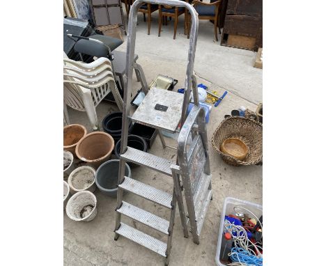 A FOUR RUNG ALUMINIUM STEP LADDER AND A FURTHER TWO RUNG ALUMINIUM STEP LADDER 