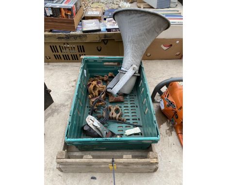 AN ASSORTMENT OF ITEMS TO INCLUDE A LARGE SPEAKER, SCAFOLDING BRACKETS AND A WOOD PLANE ETC 