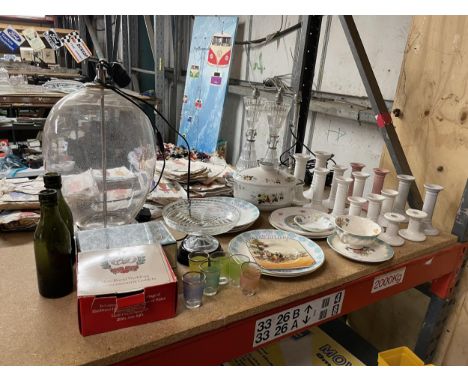 A MIXED GROUP TO INCLUDE DOULTON POTTERY CANDLESTICKS, PLATES, LIDDED TUREEN, CYCLING PLATES, GLASS LAMP, VINTAGE BOTTLES, ET