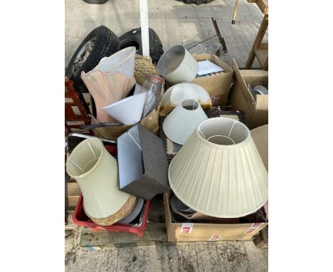 AN ASSORTMENT OF HOUSEHOLD CLEARANCE ITEMS TO INCLUDE LAMP SHADES AND BOOKS ETC 
