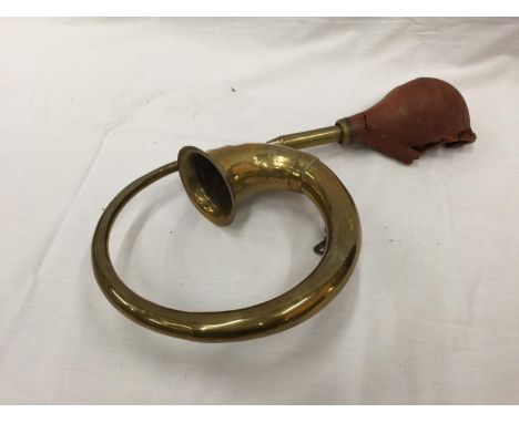 A VINTAGE BRASS CAR HORN.  PLEASE NOTE NEEDS NEW RUBBER 