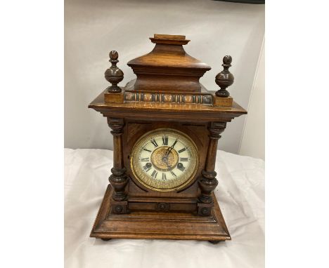 A MAHOGANY CASED MANTLE CLOCK WITH COLUMN DECORATION AND ROMAN NUMERALS HEIGHT 38CM, WIDTH 26CM, DEPTH 16CM 