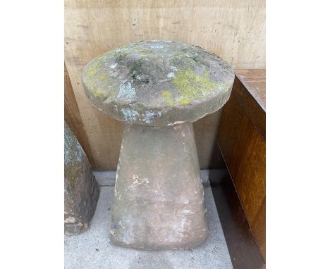 A LARGE VINTAGE STADDLE STONE (H:95CM) 