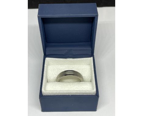 A TITANIUM GENTS RING IN A PRESENTATION BOX 