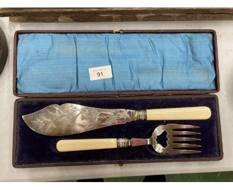 A VINTAGE BOXED FISH CARVING SET 