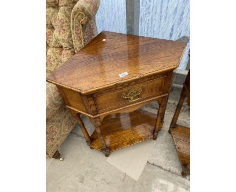 A GEORGE III STYLE LIGHT OAK CORNER TABLE WITH SINGLE DRAWER, ON TURNED LEGS, WITH OPEN BASE, 28" WIDE 