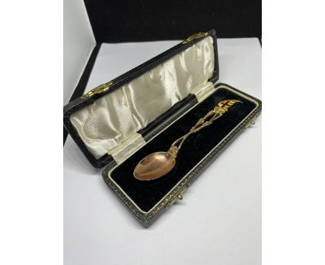 A 9 CARAT GOLD SPOON IN A PRESENTATION BOX SPOON GROSS WEIGHT 22 GRAMS 