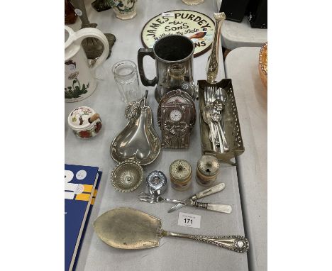 A COLLECTION OF SILVER PLATED ITEMS TO INCLUDE AN ART NOUVEAU STYLE CLOCK AND PHOTO FRAME, CERAMIC SALT AND PEPPER POT, PILL 