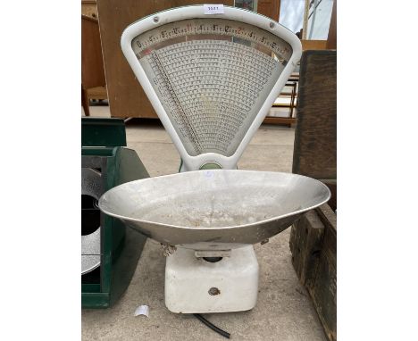 A SET OF VINTAGE AVERY SWEETSHOP SCALES 