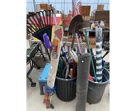A LARGE ASSORTMENT OF GARDEN TOOLS TO INCLUDE SHEARS, FORKS AND A LIGHT BOARD ETC 
