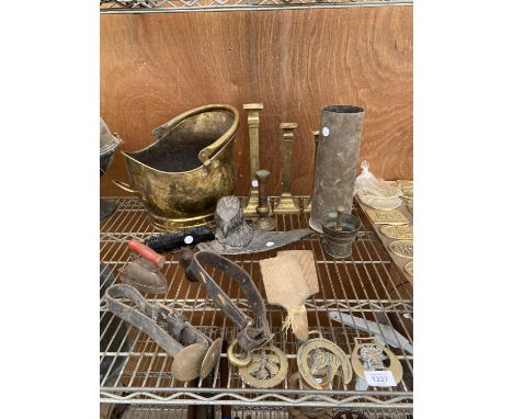 AN ASSORTMENT OF VINTAGE ITEMS TO INCLUDE A BRASS EAGLE INK WELL, A BRASS COAL BUCKET AND BRASS CANDLE STICKS ETC 