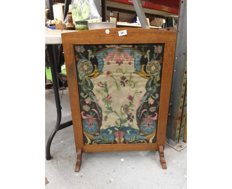 AN OAK FRAMED TAPESTRY FIRE SCREEN 75CM X 54CM 