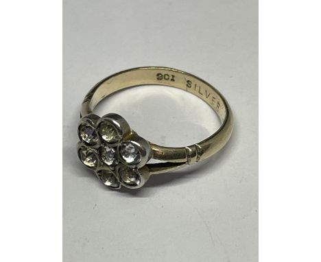 A MARKED 9 CARAT GOLD AND SILVER RING WITH SEVEN CLEAR STONES DEPICTING A FLOWER DESIGN SIZE K IN A PRESENTATION BOX 