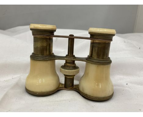 A PAIR OF VINTAGE BONE OPERA GLASSES 