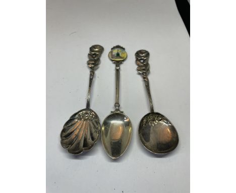 A HALLMARKED BIRMINGHAM SPOON AND TWO ROSE DESIGN MARKED ANTIKO 100 