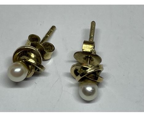 A PAIR OF 9 CARAT GOLD AND PEARL EARRINGS IN A PRESENTATION BOX 